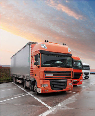 De Commerciële Vrachtwagen die van de douanecontainer China Yiwu verschepen aan Belasting van het de Ontruimingspakket van Italië Spanje DDP de Dubbele aan de Deur